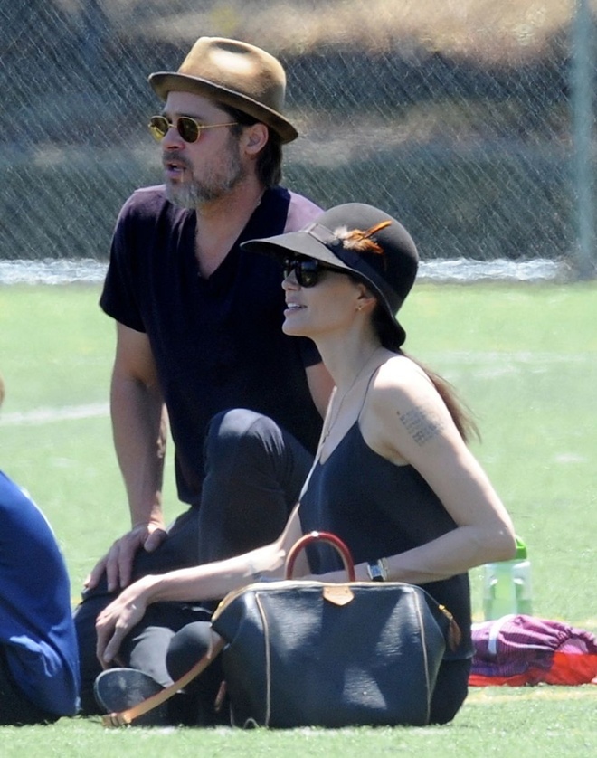 Brad Pitt và Angelina Jolie tình cảm ngồi bên nhau khi theo dõi trận đấu.
