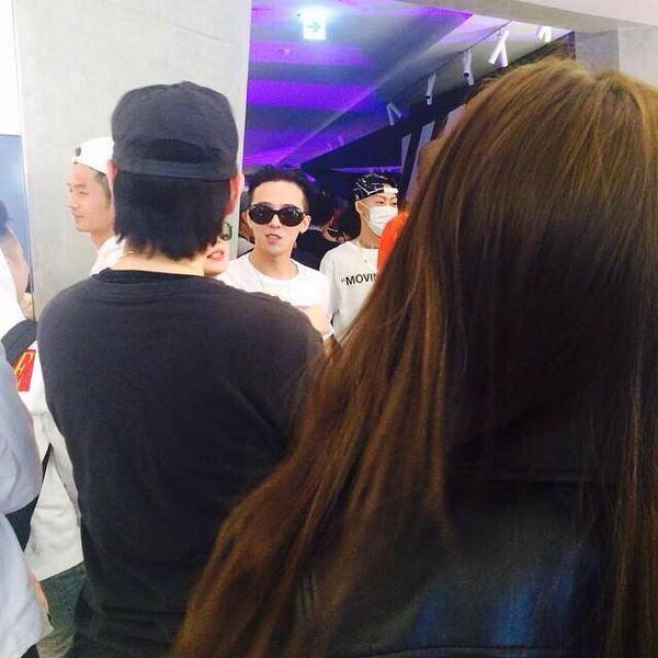 Vào tối 30/4, G-Dragon (Big Bang) tham dự sự kiện thời trang được tổ chức tại Seoul (Hàn Quốc) cùng vài người bạn. 