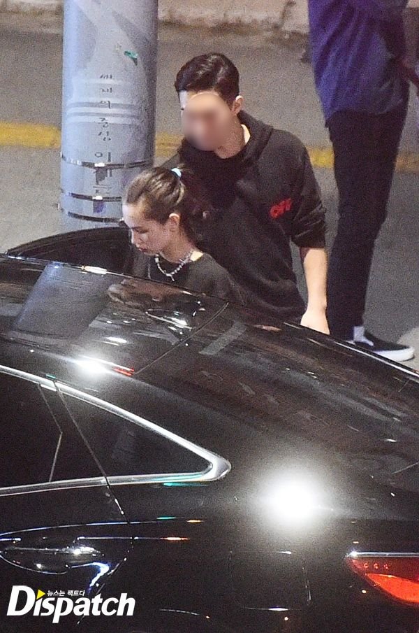 Kiko rất tự nhiên khi lên xe, không hề có sự e dè.