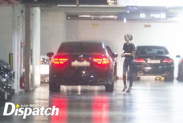 G-Dragon và Kiko Mizuhara lần đầu vướng vào tin đồn hẹn hò là vào năm 2010 khi cả hai bị phát hiện đeo nhẫn đôi. Kiko Mizuhara là người mẫu có tiếng của Nhật Bản. Cô sở hữu gương mặt đẹp thanh tú và vòng một không gợi cảm. Thường được gọi “mỹ nhân ngực phẳng”, Kiko tự tin là chân dài cá tính, nói không với thẩm mỹ.