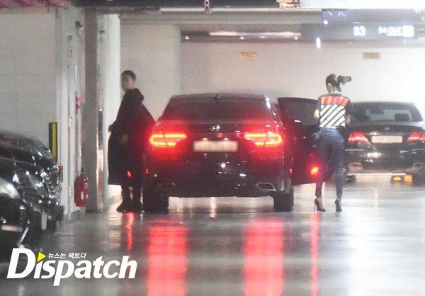 Chiếc xe đưa Kiko về căn hộ của G-Dragon. Cô ở lại đây qua đêm, hình ảnh cho thấy tình cảm của cặp đôi vẫn tốt đẹp, khác hẳn tin đồn rạn nứt gần đây.