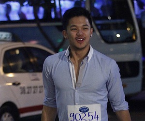 Chang trai Viet kieu duoc giam khao Idol ‘cuu’ tai san bay hinh anh