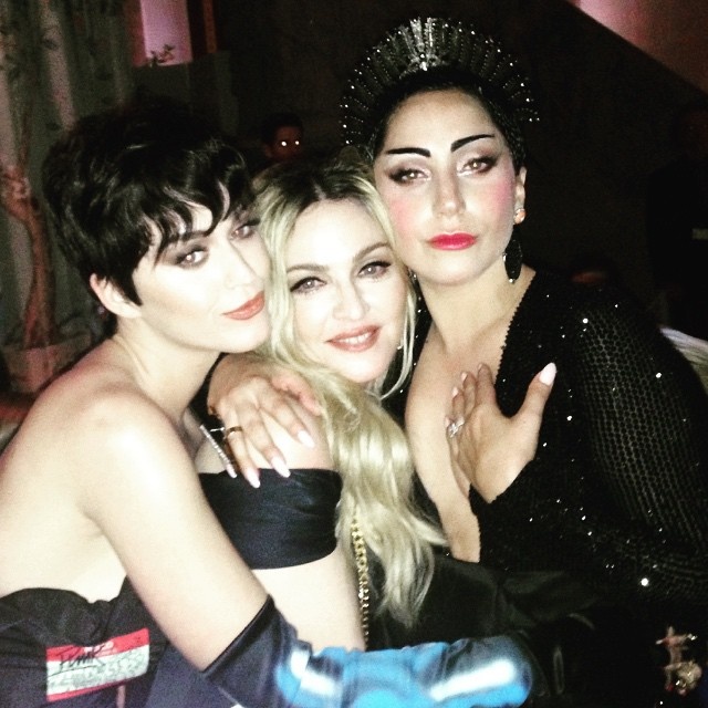 Lady Gaga bên Madonna và Katy Perry.