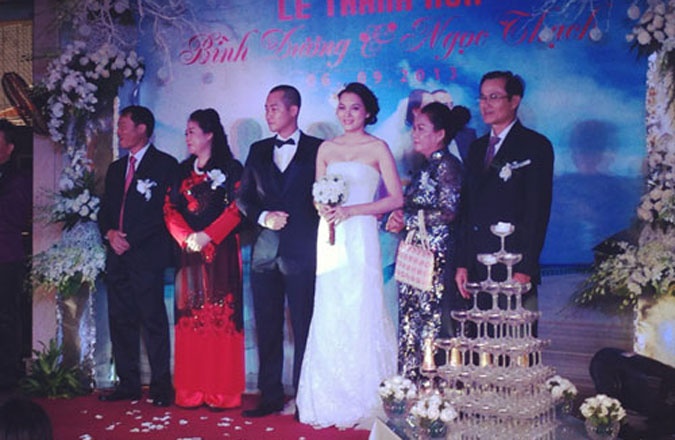 Ngọc Thạch hạnh phúc bên gia đình chồng.