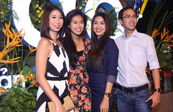 Bên cạnh đó, Tăng Thanh Hà còn nhận được sự yêu mến của các thành viên trong gia đình nhà chồng. Những hình ảnh được đăng tải trên các trang mạng cho thấy cô và các em chồng luôn thân thiết bên nhau khi xuất hiện tại các sự kiện hay tham gia những chuyến dã ngoại. 