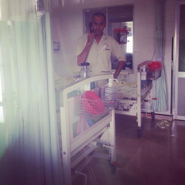 Ngày 5/11, Duy Nhân bước vào đợt hóa trị đầu tiên – giai đoạn quan trọng trong cuộc chiến với ung thư bạch cầu cấp. Bác sĩ cho biết, sức khỏe Duy Nhân ngày càng yếu đi, anh bị đau đầu, chóng mặt, liên tục nôn ói. 