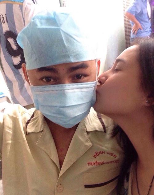 Vài ngày sau, Duy Nhân đăng bức ảnh được gặp lại vợ sau thời gian cách ly. Trước đó họ chỉ có thể nói chuyện qua một tấm kính.