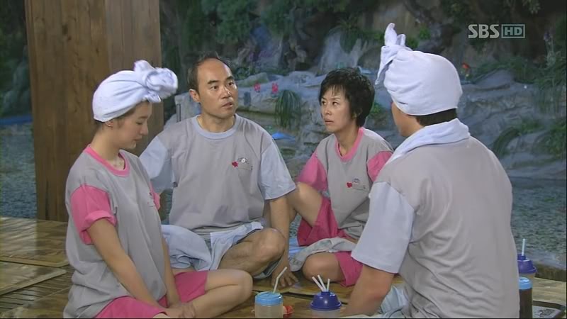 Đến phòng tắm xông hơi/sauna không chỉ là thói quen đời thường ở Hàn mà còn là phương pháp làm đẹp hiệu quả. Chi tiết này xuất hiện khá nhiều trong phim Hàn. Xông hơi giúp tăng nhịp tim, cải thiện lưu thông máu và giúp làm mềm da, mở lỗ chân lông. Ngoài cảm giác thư giãn, thoải mái, hơi nước giúp làn da sáng hồng, xóa bỏ tạp chất, mụn đầu đen. Nên áp dụng phương pháp này với điều độ thích hợp. 