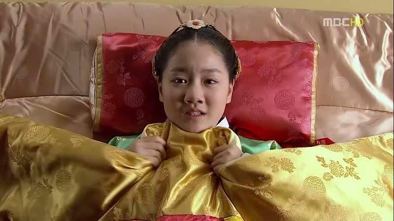 Sử dụng chăn gối bằng lụa. Đặt mình xuống chăn đệm và gối được làm từ vải lụa có ích cho làn da và tóc của bạn. Trong những bộ phim cổ trang, các nhân vật có vị thế cao trong xã hội đều có chăn đệm lụa. Vải lụa có chứa pretein tự nhiên cùng 18 axit amin cần thiết giữ cho làn da của bạn trẻ trung. Lụa cũng ngăn chặn nếp nhăn trên gương mặt. Ngoài ra, sự mềm mượt, mịn màng của gối lụa cũng giúp mái tóc khỏi bị xơ, rối khi thức dậy vào buổi sáng hôm sau. 