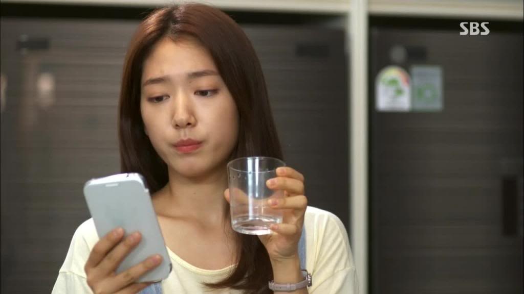 Là một trong những bí quyết giữ dáng và chăm sóc da kinh điển, uống nhiều nước được các nhân vật nữ trong phim Hàn áp dụng thường xuyên. Park Shin Hye trong phim The Heris là một ví dụ. Ngoài đời, Park Shin Hye cũng giữ da bằng cách uống nước đều đặn. 