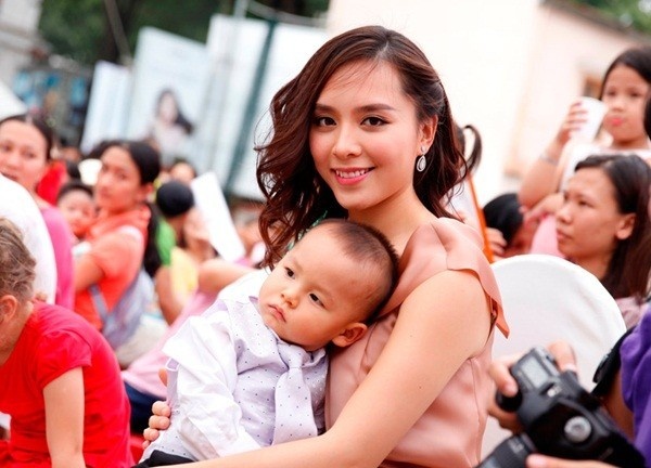 Sau khi sinh quý tử tại Mỹ, Thiên Lý trở về Việt Nam với vai trò Giám đốc quốc gia của cuộc thi Hoa hậu Hoàn vũ Thế giới năm 2012.