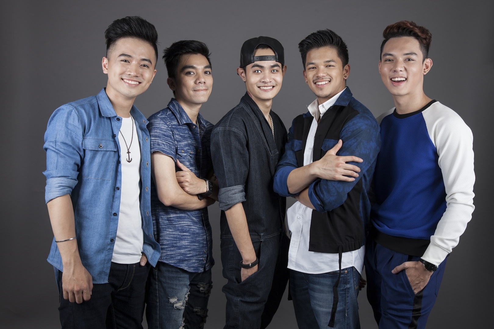 Tuần này, 5 thí sinh nam sẽ cùng nhau tranh tài ở vòng Studio. Đêm thi trực tiếp đầu tiên của Thần tượng âm nhạc Việt Nam 2015 phát sóng vào lúc 20h chủ nhật, ngày 10/5 trên kênh VTV3. Bộ ảnh được thực bởi ê-kíp gồm nhiếp ảnh gia Phục Nguyễn, stylist Pông Chuẩn, trang điểm và làm tóc Tâm Bùi. Hỗ trợ trang phục: Molly Nista, Kunangio, Jadee Nhân Nguyễn. 