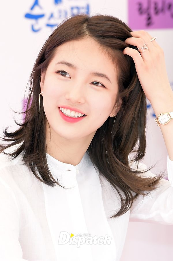 Cận cảnh gương mặt dễ thương của nữ ca sĩ. Mới đây, Suzy bỏ tiền túi mua khá nhiều thú bông, búp bê dành tặng fan nhí nhân ngày Thiếu nhi. 