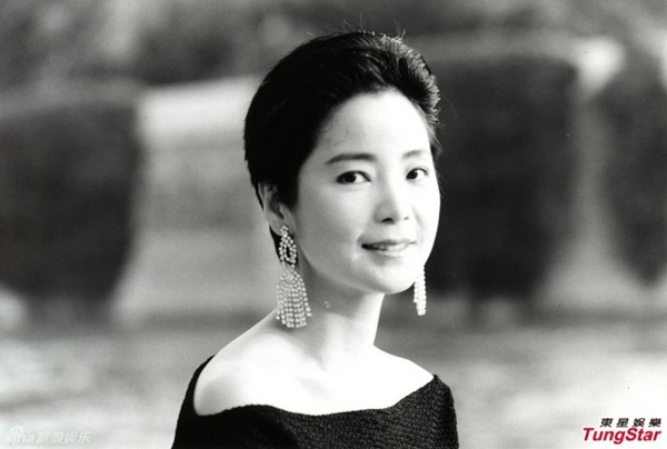 Đặng Lệ Quân sinh năm 1953 tại Đài Loan. Mới 10 tuổi, với giọng hát đẹp và ngọt ngào, Lệ Quân đã giành được giải nhất trong một cuộc thi hát cấp quốc gia. Rất nhanh sau đó, Lệ Quân vang danh khắp Đài Loan. Vào những thập niên 70 của thế kỷ trước, người đẹp trở nên nổi tiếng trên toàn thế giới và được xưng tụng là “Đệ nhất danh ca châu Á”.