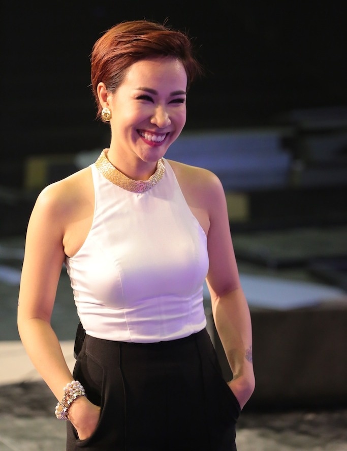 Vừa qua, khi nhận được lời mời từ ban tổ chức Vietnam Idol, ca sĩ Uyên Linh trở lại 5 thí sinh nam chuẩn bị các tiết mục cho đêm thi sắp tới.