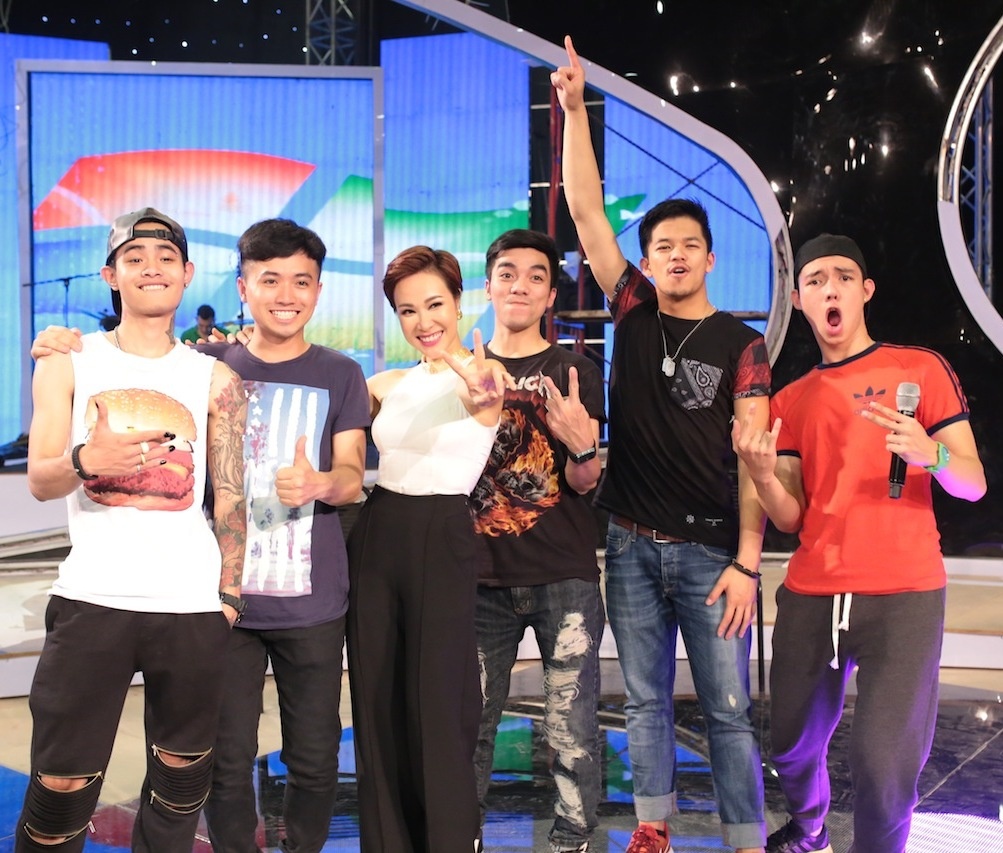 Đêm thi trực tiếp đầu tiên của Thần tượng âm nhạc Việt Nam 2015 được phát sóng vào lúc 20h chủ nhật, ngày 10/5 trên kênh VTV3. Bên cạnh đó, khán giả truyền hình còn có dịp thưởng thức một MV mới toanh do 5 thí sinh nam thực hiện. 