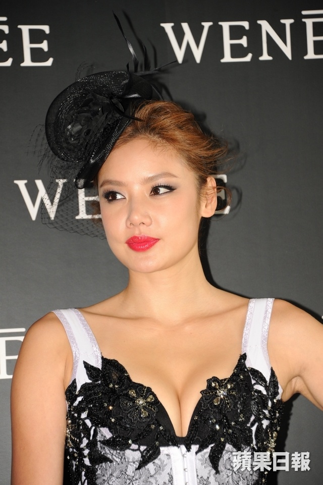 Sự có mặt của cô là tiêu điểm truyền thông Hoa ngữ. Hình ảnh trong sự kiện được đăng tải trên nhiều trang báo lớn nhỏ.