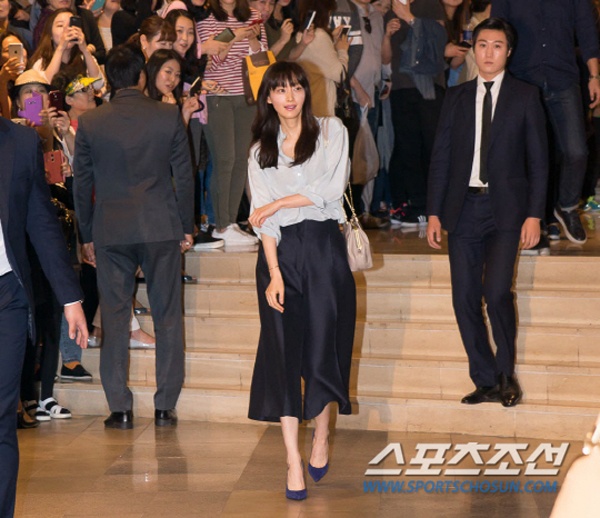 Sáng 9/5, nữ diễn viên Lee Na Young có buổi ký tặng của một nhãn hàng túi xách do cô làm gương mặt đại diện. Sự kiện diễn ra tại một khu trung tâm thương mại ở Songpa-gu, Seoul, thu hút đông đảo người hâm mộ và báo giới.