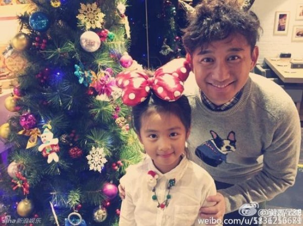 Con gái Huỳnh Lỗi dù còn nhỏ đã được cha mẹ đầu tư 130.000 NDT/năm (gần 500 triệu đồng) theo học tại trường Tư thục Bắc Kinh (Trung Quốc). Trường này thành lập từ năm 1993 và có hệ thống giảng dạy đắt giá nhất nhì Đại lục, lớn nhất ở Bắc Kinh.