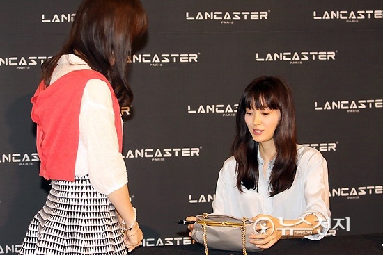 Cũng giống như bạn trai Won Bin, Lee Na Young khá “lười” đóng phim. Tác phẩm gần đây nhất của cô là bộ phim điện ảnh Howling phát hành hồi 2011. Còn Won Bin nhiều lần khẳng định sẽ sớm trở lại màn ảnh nhưng vẫn biệt tăm gần 5 năm nay. Cặp đôi bị khán giả phàn nàn thích đóng quảng cáo hơn phim ảnh vốn là công việc chính của người diễn viên.