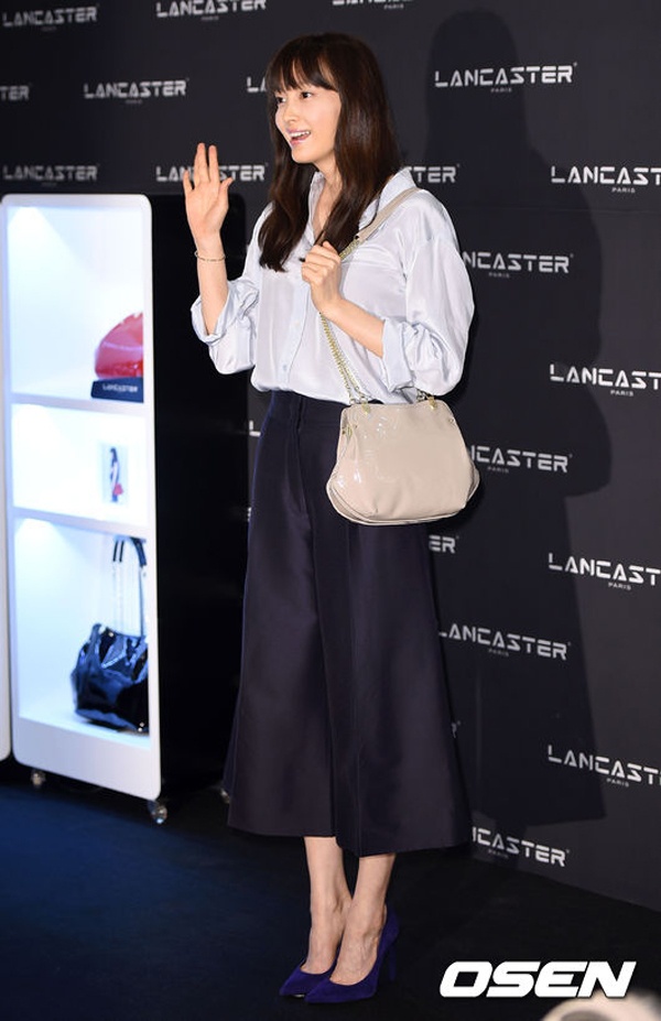 Lee Na Young xuất hiện với trang phục chỉn chu với áo sơ mi và quần culottes hợp xu hướng.