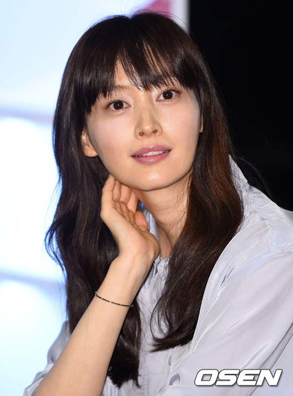 Tuy nhiên trong lần xuất hiện này, kiểu trang điểm nhợt nhạt và màu sắc trang phục tối màu khiến Lee Na Young kém nổi bật.