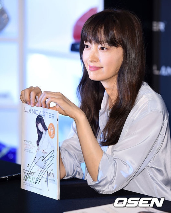 Lee Na Young vốn khá kín tiếng, cô thậm chí ít khi tham dự những sự kiện giải trí. Kể từ khi công khai chuyện tình với tài tử Won Bin, người đẹp phim Tự lập càng hạn chế xuất hiện. Từng có tin đồn chia tay hồi đầu năm nhưng đại diện của cặp đôi lên tiếng phủ nhận.