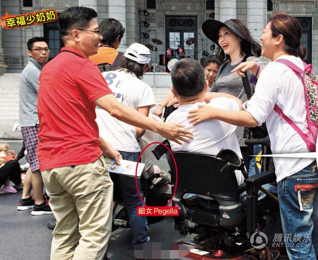 Sau 6 năm hôn nhân, Lê Tư và Mã Đình Cường với với nhau ba người con. Ông chủ Mã luôn yêu chiều vợ trẻ nổi tiếng. Nữ diễn viên 44 tuổi luôn tự tin rạng ngời hi xuất hiện bên chồng (trong ảnh Mã Đình Cường ngồi xe lăn).