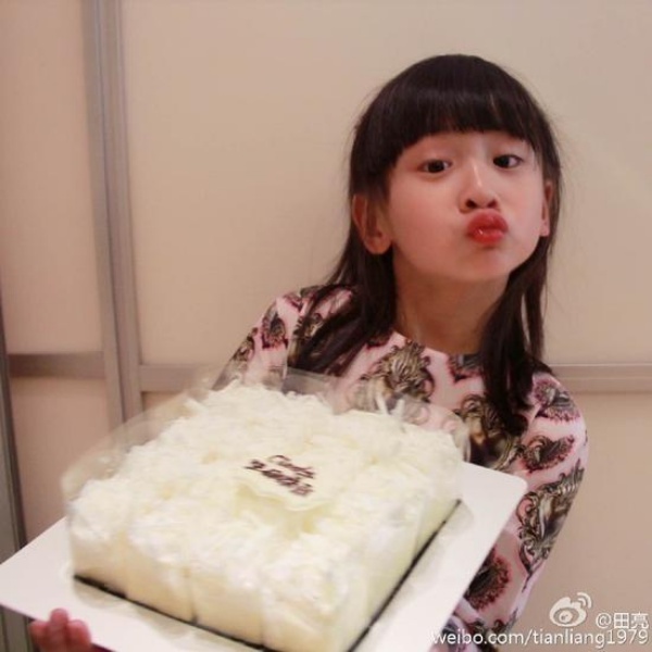 Con gái Điền Lượng - Điền Vũ Tranh được khen lanh lợi khi góp mặt trong show Bố ơi mình đi đâu thế. Để có được cô con gái thông minh, vợ chồng Điền Lượng sẵn sàng chi ra 200.000 NDT/năm (khoảng hơn 700 triệu đồng) tiền học.