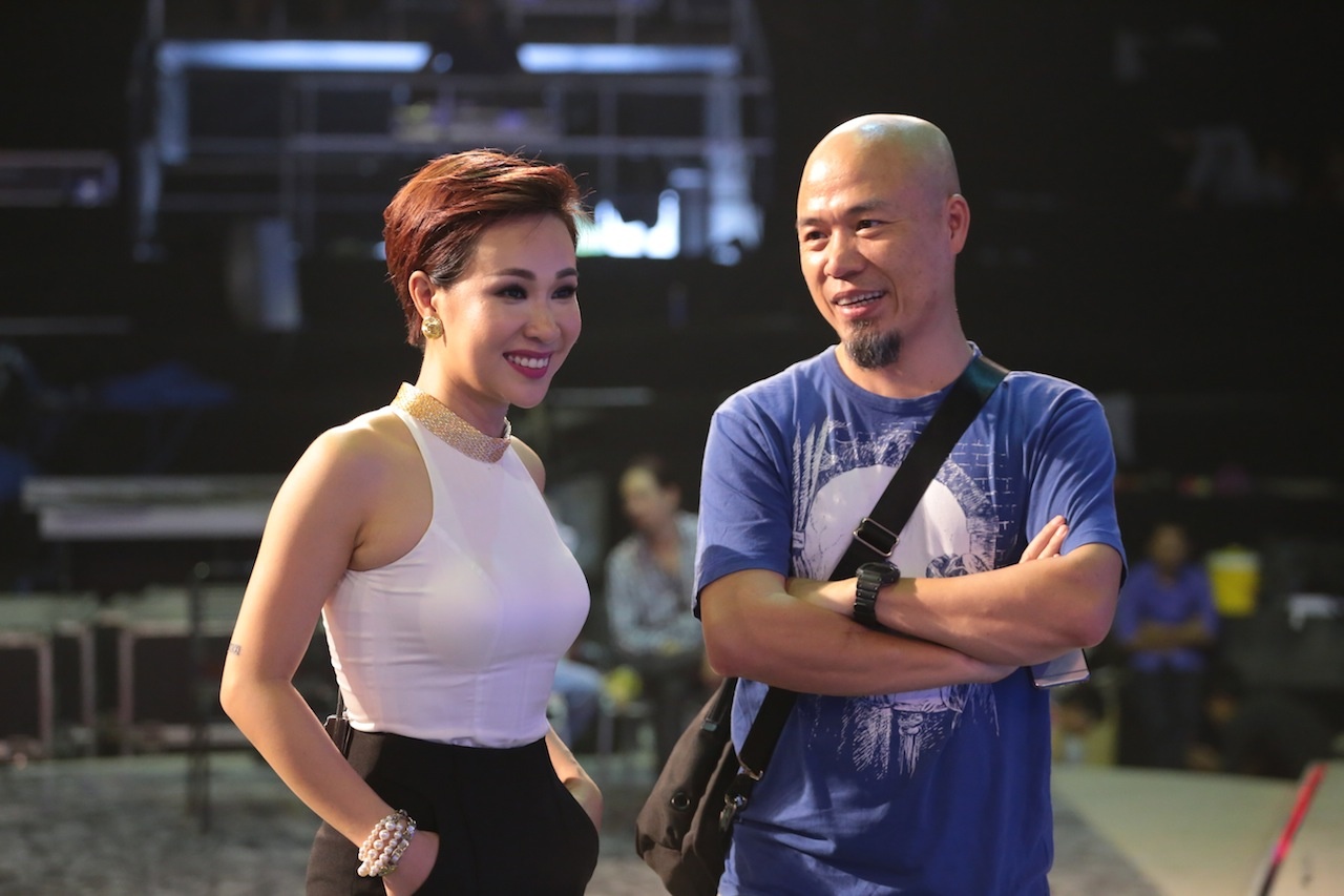 Cô chụp ảnh lưu niệm cùng nhạc sĩ Huy Tuấn - giám đốc âm nhạc của chương trình.