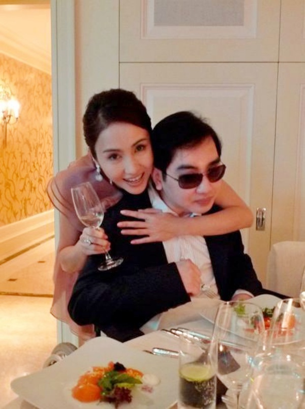 “Đã có lúc tôi tưởng bản thân gục ngã khi em trai bị tai nạn. Cậu ấy có rất nhiều dự định, hoài bão. Chúng tôi tưởng rằng khó có ngày cười lại với nhau như thế này”, Lê Tư chia sẻ khi chụp chung ảnh với em trai Lê Anh..