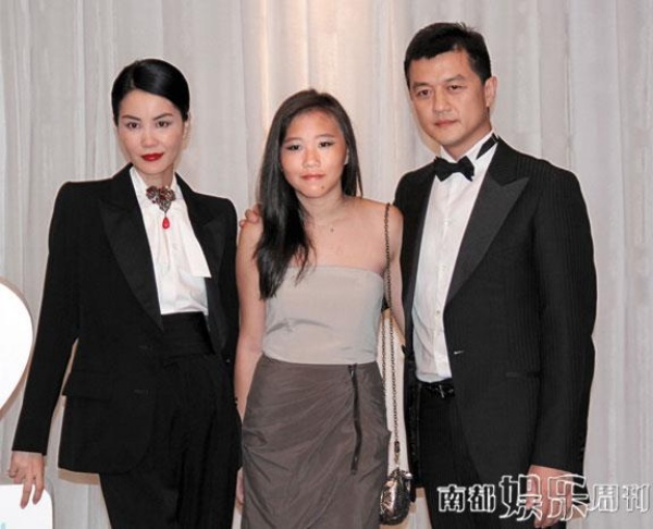 Con gái Vương Phi - Đậu TInh Đồng đang học tại Cao đẳng Thượng Hải. Trường này có học phí thấp nhất là 21.400 NDT, cao nhất là 130.000 NDt/năm. Cô con gái đầu Vương Phi học khóa cao nhất, như vậy chỉ trong 3 năm Cao đẳng, học phí của cô gần 500.000 NDT.