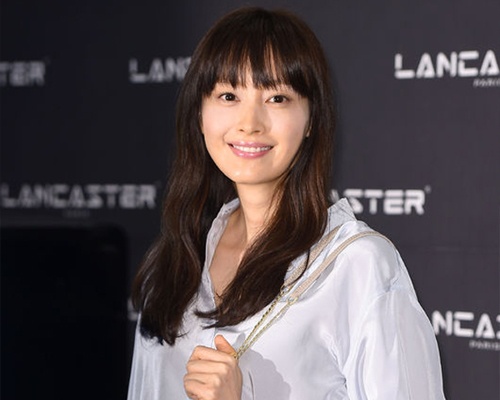 Ban gai Won Bin kem tuoi tan du su kien hinh anh