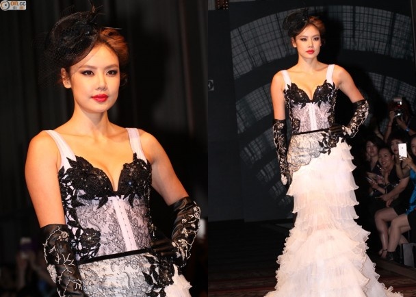 Lạc Cơ Nhi và Lê Minh ly hôn năm 2012. Sau ly hôn, có vài tin đồn cô đang hạnh phúc bên người bạn trai ngoại quốc. Thậm chí, cả hai còn tính tới chuyện cưới xin. Nhưng trong sự kiện vừa rồi, cô phủ nhận thông tin này. Cô chia sẻ: “Tôi ái ngại chuyện kết hôn và đây là chủ đề dị ứng của tôi”.