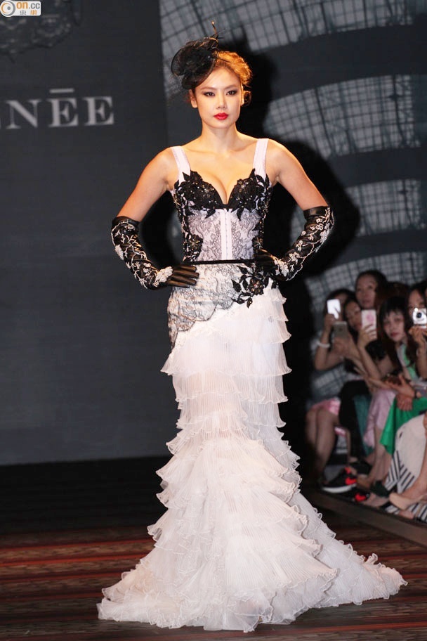 Lạc Cơ Nhi sinh ra tại Ma Cao trong một gia đình có cha là người Hoa và mẹ là người Việt. Cô bước chân vào nghề mẫu từ năm 14 tuổi và là một trong những siêu mẫu mẫu nổi tiếng xứ Cảng thơm.