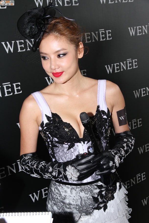 Lạc Cơ Nhi lộ gương mặt tròn, thân hình không mấy thon gọn và làn da đen hơn. So với trước, vợ cũ của Lê Minh được cho tăng cân đáng kể. Mặc dù vậy, cô vẫn quyến rũ.