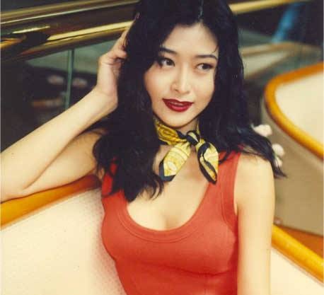 Diệp Ngọc Khanh: Nhắc đến Diệp Ngọc Khanh, khán giả sẽ nhớ tới nụ cười ngọt ngào, khuôn mặt đằm thắm của nàng Á hậu đầu tiên của Miss Asia. Sinh ra trong một gia đình trung lưu ở Hồng Kông nhưng Ngoạc Khanh lại quyết định dấn thân vào ATV. Cô còn là ngôi sao nức tiếng của dòng phim người lớn. Cô kết hôn với một doanh nhân giàu có sau khi bỏ nghiệp.