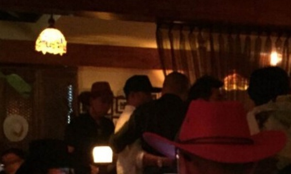 Ảnh đi bar đêm của Văn Chương bị bắt gặp.