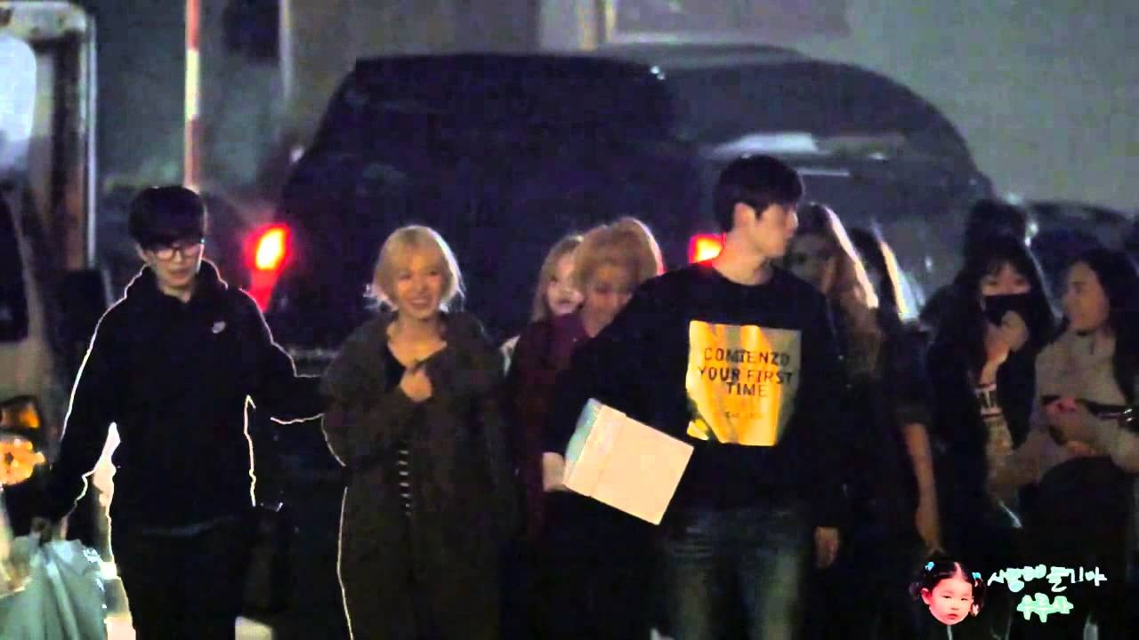 Red Velvet và người quản lý thô lỗ.