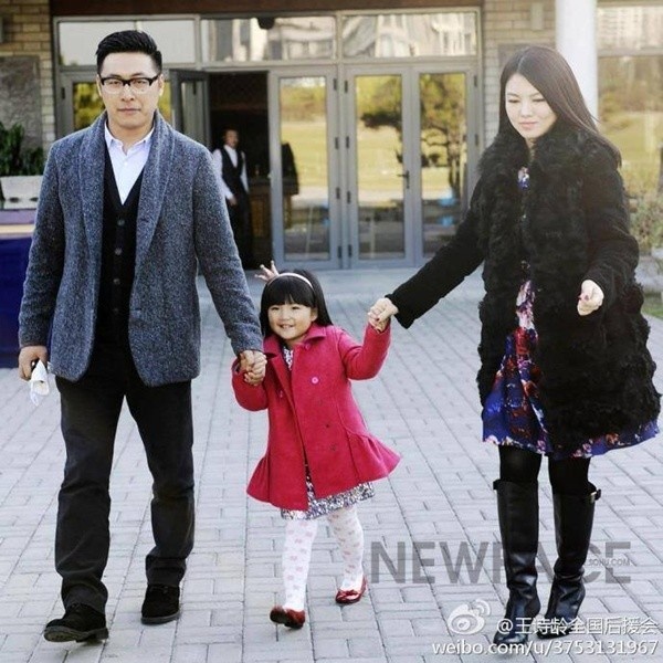 Vương Thi Linh đang theo học mẫu giáo. Cô công chúa nhà Lý Tương và nhạc sĩ Vương Nhạc Luân tốn tới 200.000 NDT/năm (khoảng hơn 700 triệu đồng) cho việc học…vỡ lòng.