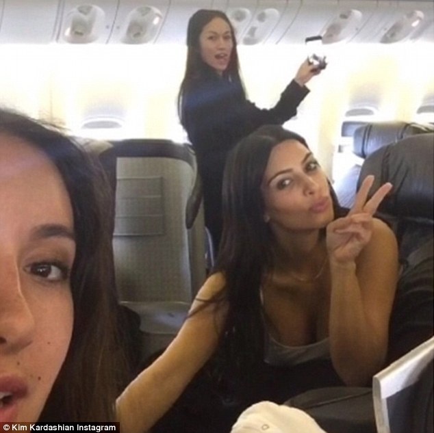 Trên máy bay, Kim cũng khoe bức ảnh tự sướng với bạn bè, trong đó có chuyên gia làm tóc Jen Atkin. 
