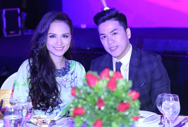 Giữa tháng 1, Hoa hậu Thế giới Người Việt Diễm Hương hạ sinh con trai đầu lòng ở Mỹ. Cậu bé là kết quả tình yêu giữa Diễm Hương và ông xã Quang Huy. 