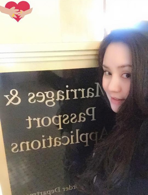 Trước đó, cô chỉ đăng ảnh nửa người trên. Một số nguồn tin tiết lộ giọng ca Đồng xanh đã hạ sinh bé trai. Hôm 6/5, bà mẹ trẻ khoe bức ảnh đi đăng ký kết hôn ở Mỹ với bạn trai.   