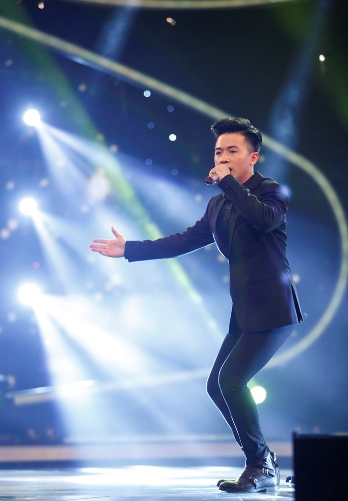 Dẫu vậy, trong phần thi chính thức, “sát thủ có nụ cười trẻ thơ” lại làm cực tốt điều đó. Những đoạn bỏ nhỏ rồi lên cao hợp lý giúp tiết mục của Minh Quân có điểm nhấn rõ nét hơn hẳn.