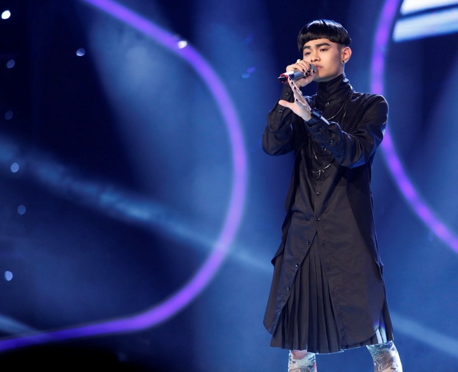 Nguyễn Ngọc Việt là gương mặt có sự tiến bộ rõ rệt nhất trong số các thí sinh nam lọt top 10. Chọn thử sức cùng bản rock Chơi vơi, tôi ru tôi, chàng trai sở hữu hàm răng giống hệt nhân vật ma cà rồng tạo nên bầu không khí sôi động bằng giọng hát đầy nội lực. Dù không phải dòng nhạc sở trường, nhưng bước mạo hiểm của anh lại nhận được sự hưởng ứng nồng nhiệt từ người nghe, những lời đánh giá ưu ái từ ban giám khảo.