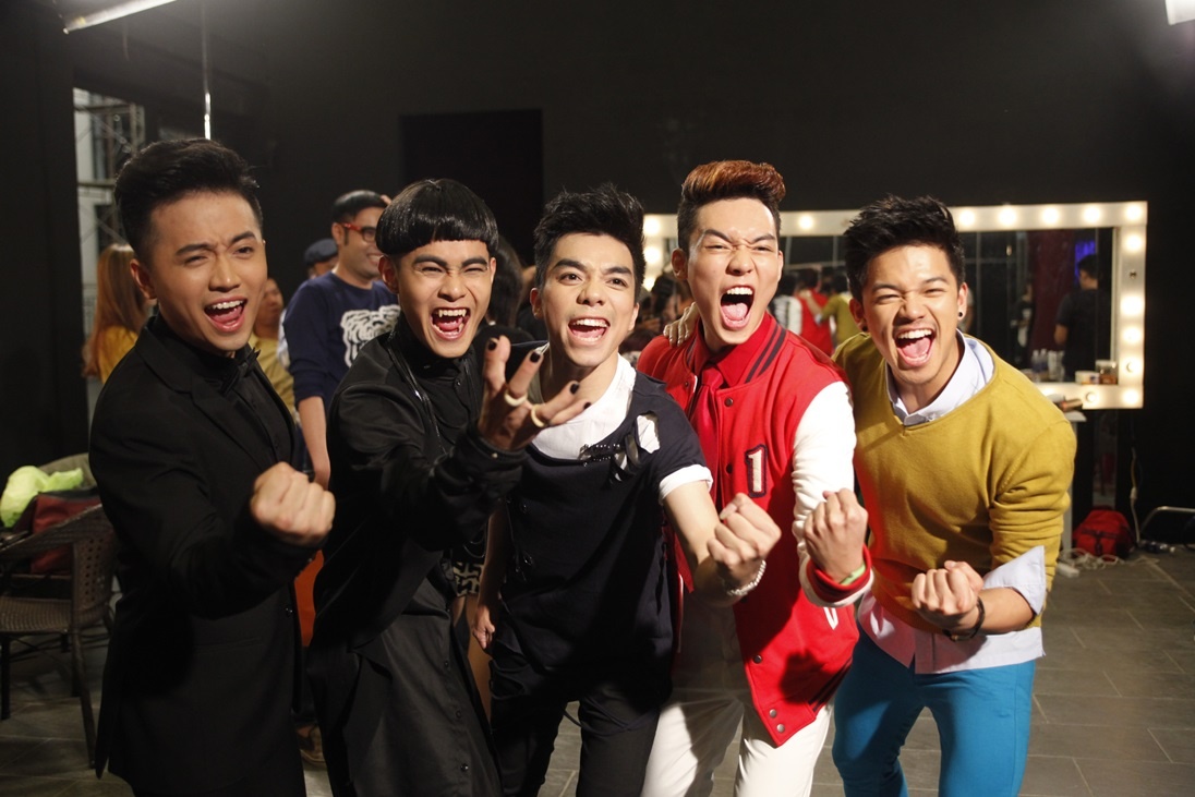 Tuần sau, nối tiếp các chàng trai, 5 thí sinh nữ sẽ cùng nhau chinh phục thử thách tại vòng Studio. Đêm thi trực tiếp thứ hai của Vietnam Idol 2015 phát sóng vào lúc 20h chủ nhật, ngày 17/5 trên kênh VTV3.