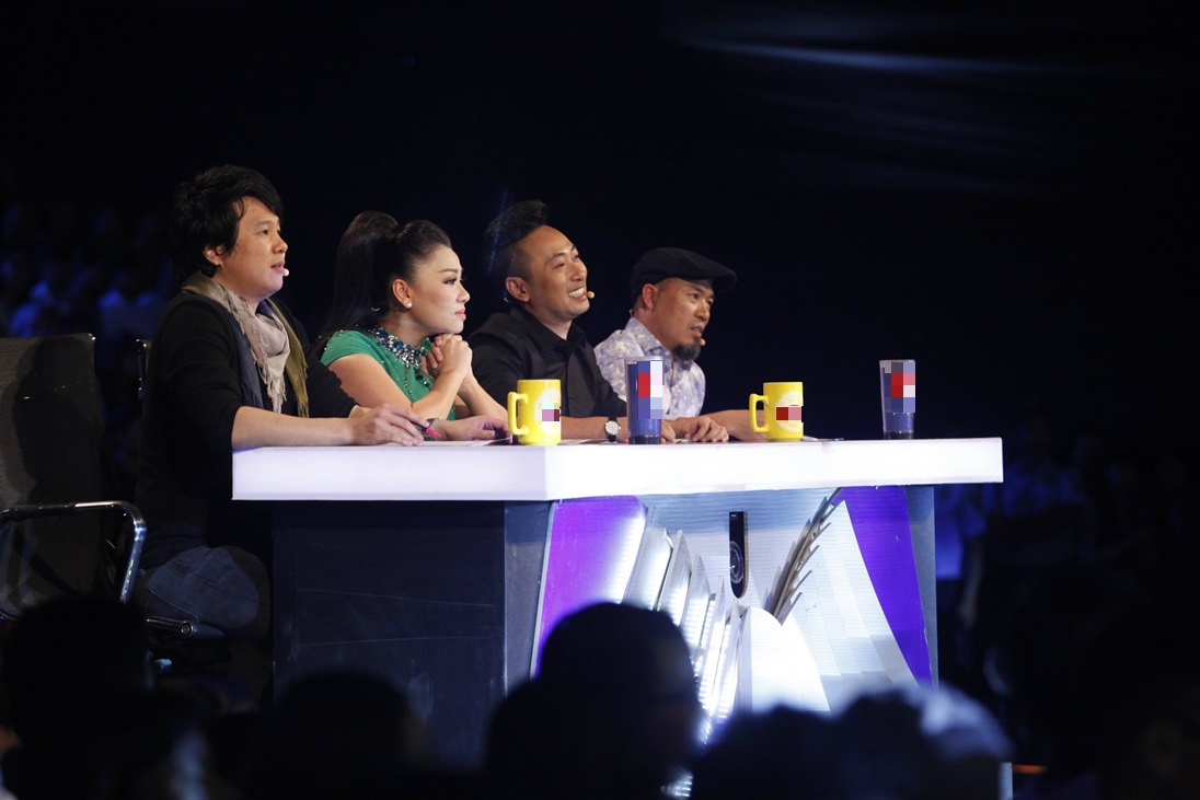 Xuất hiện trên hàng ghế giám khảo Vietnam Idol 2015 ở đêm thi trực tiếp đầu tiên của vòng Studio vào tối 10/5, bộ tứ quyền lực thu hút sự chú ý không kém các thí sinh. Riêng ca sĩ Thu Minh, cô nhận được sự quan tâm đặc biệt từ khán giả, truyền thông vì đang trong giai đoạn cuối thai kỳ.