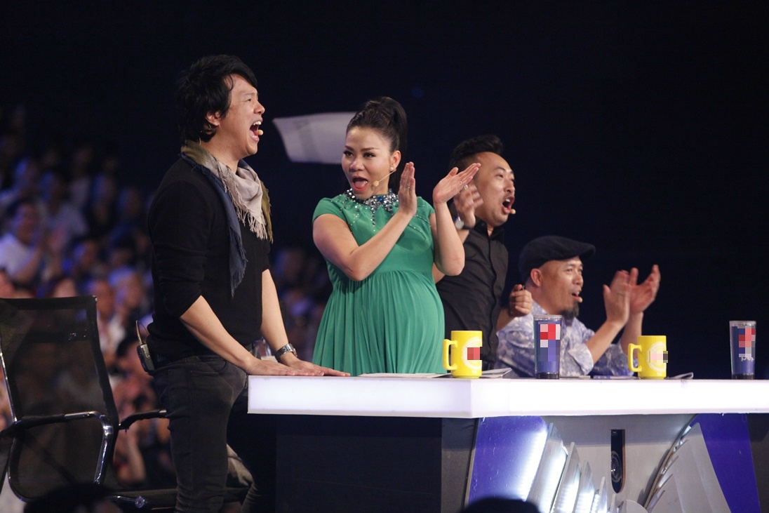 Bộ ba Thanh Bùi, Thu Minh và Nguyễn Quang Dũng đồng loạt đứng dậy vỗ tay tán thưởng sau tiết mục bùng nổ của Nguyễn Trọng Hiếu.