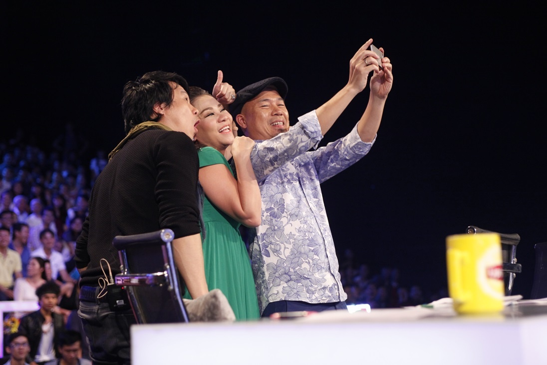 Sau đó, mọi người chụp ảnh tự sướng cùng nhau trong lúc chương trình đang giải lao.