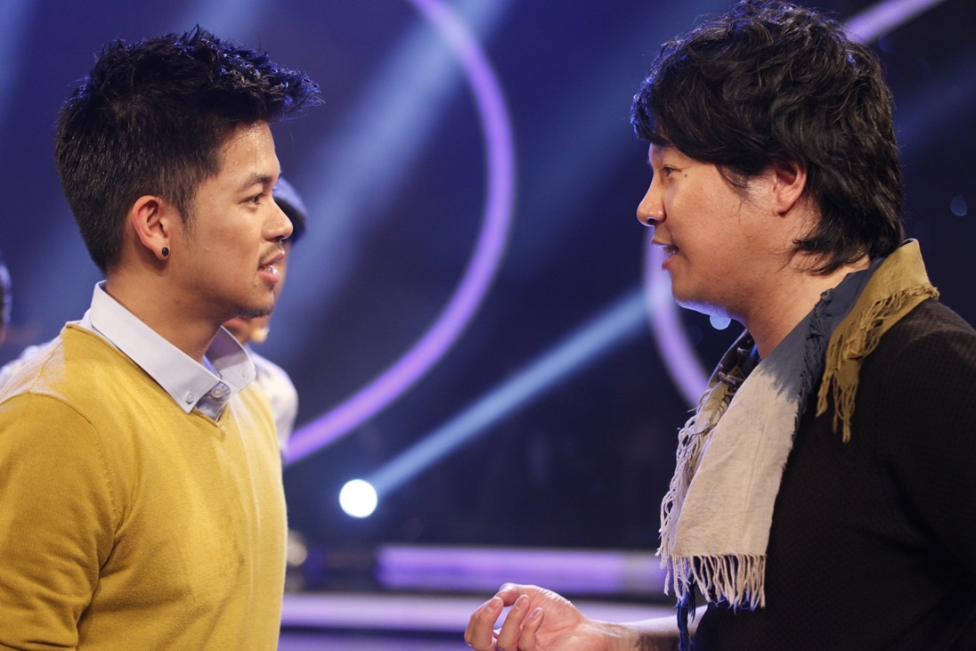 Ca - nhạc sĩ Thanh Bùi chúc mừng Nguyễn Trọng Hiếu với phần thi “đốn tim” cả phim trường.